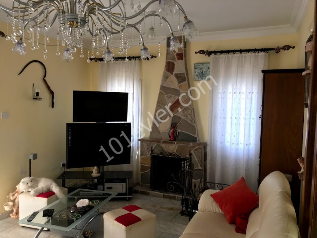 Karşıyaka girişinde, Satılık 3+1 havuzlu villa