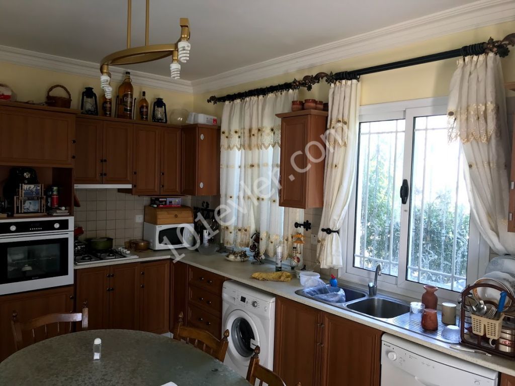 Karşıyaka girişinde, Satılık 3+1 havuzlu villa