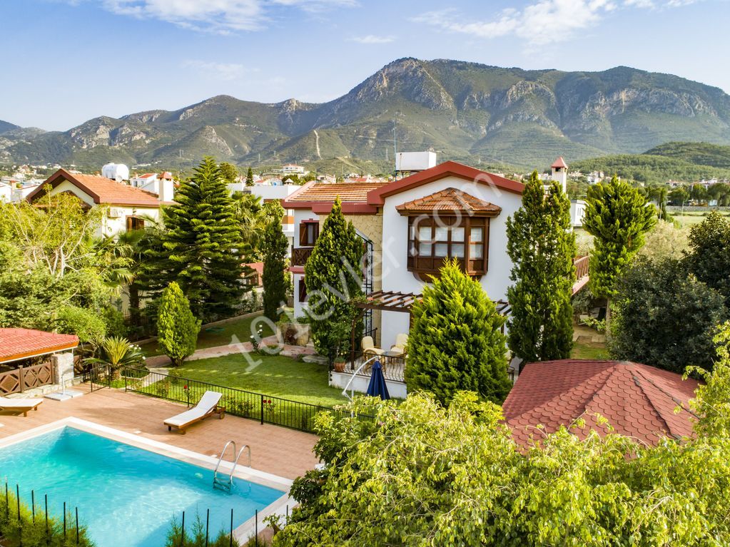 VİLLA PAPAYA, Luxurious, 3-bedroom Bellapais villa, mountain & sea views, amazing reviews