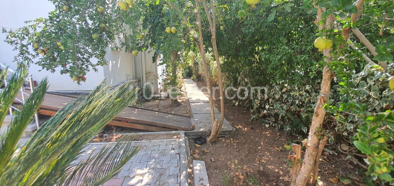 Detached House With a Large Garden, Suitable For A School, Nursery, Clinic And Office In Köklüçiftlik ** 