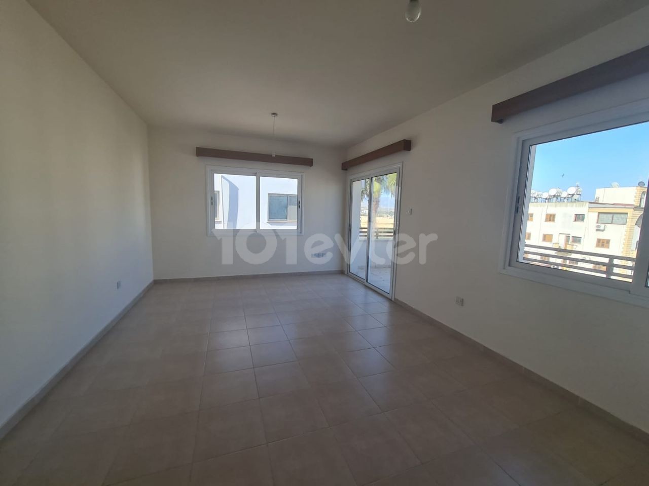 3+ 1 260 M2 Penthouse with Mitered Entrance ** 