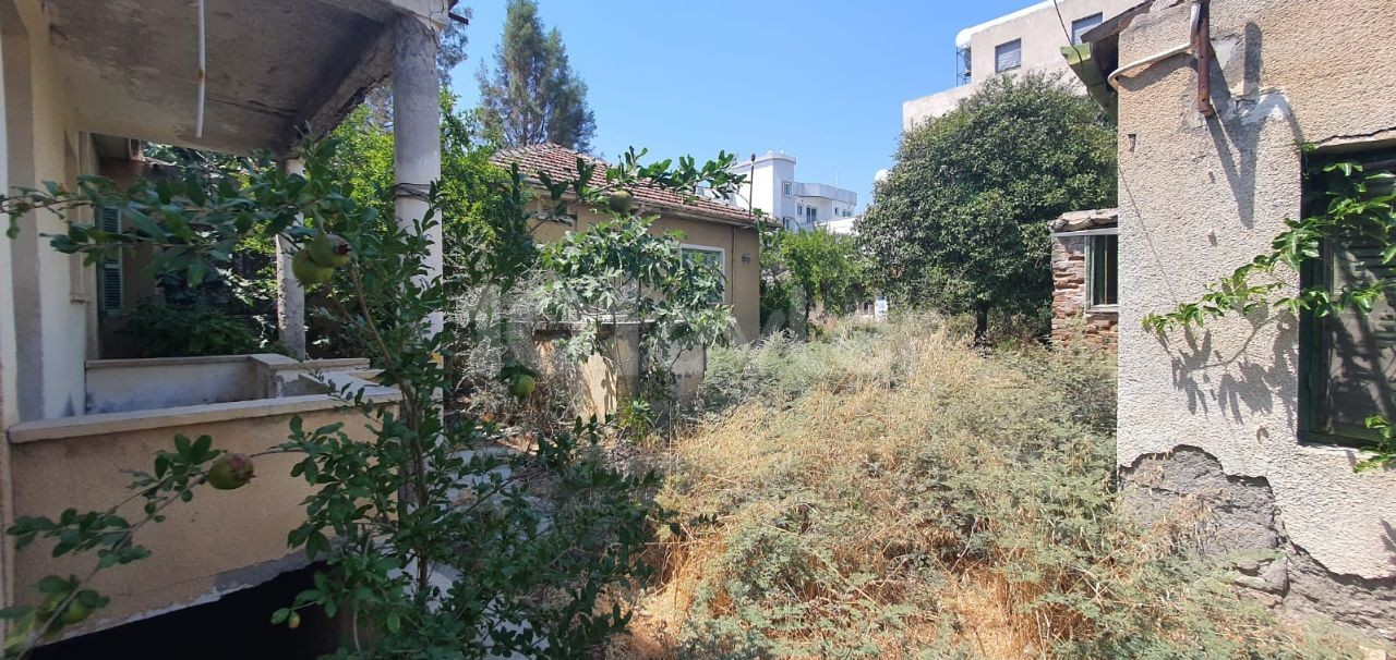 Freistehender Wohnbereich mit großem Garten mit historischer Textur in der Kaskade ** 