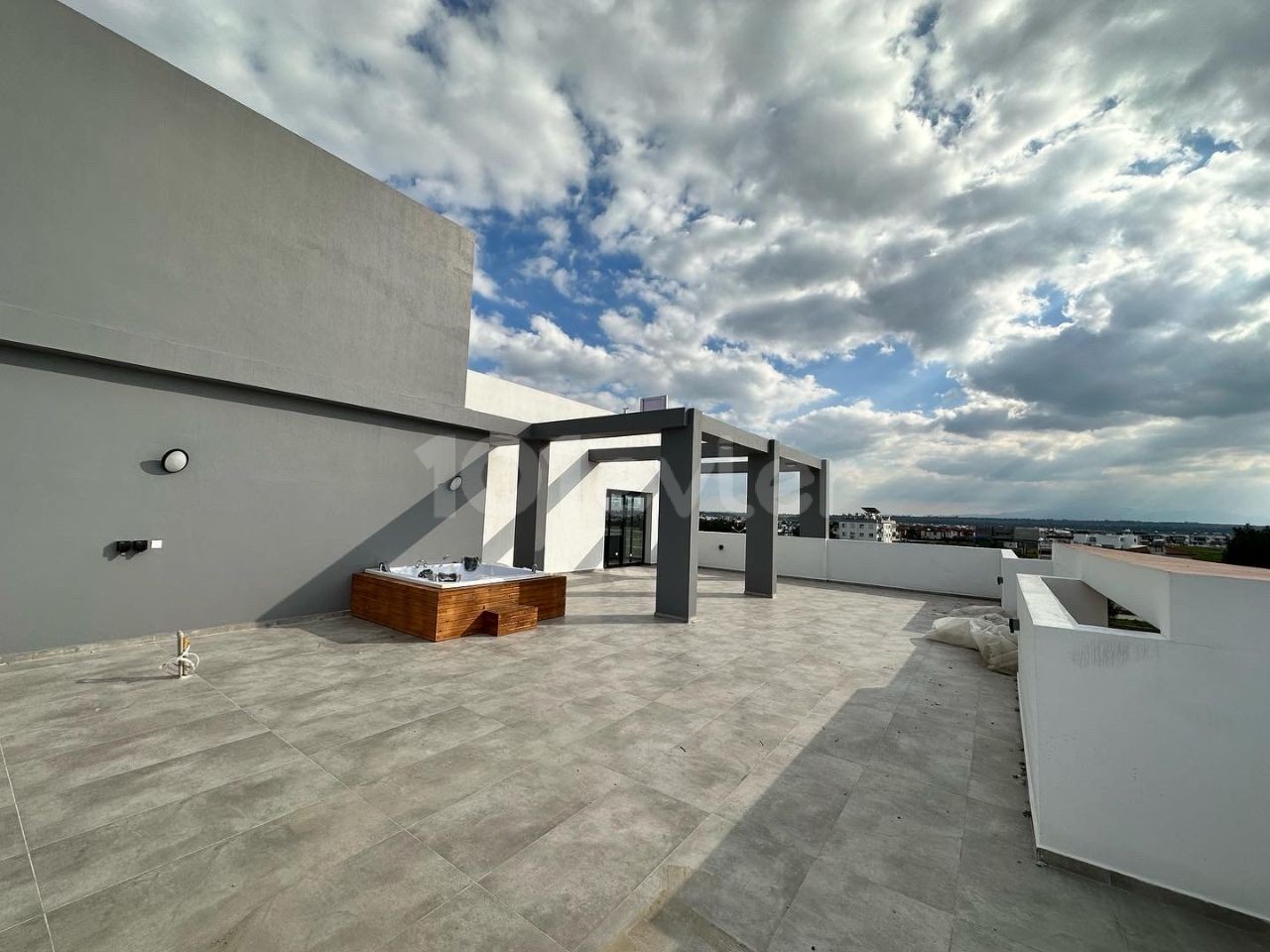 Luxury Penthouse with 140m2 Terrace and Jacuzzi in Gonyeli