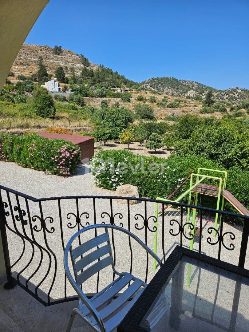 Продается вилла на 5 акрах с панорамным видом у подножия горы в Каршияке, Кирения