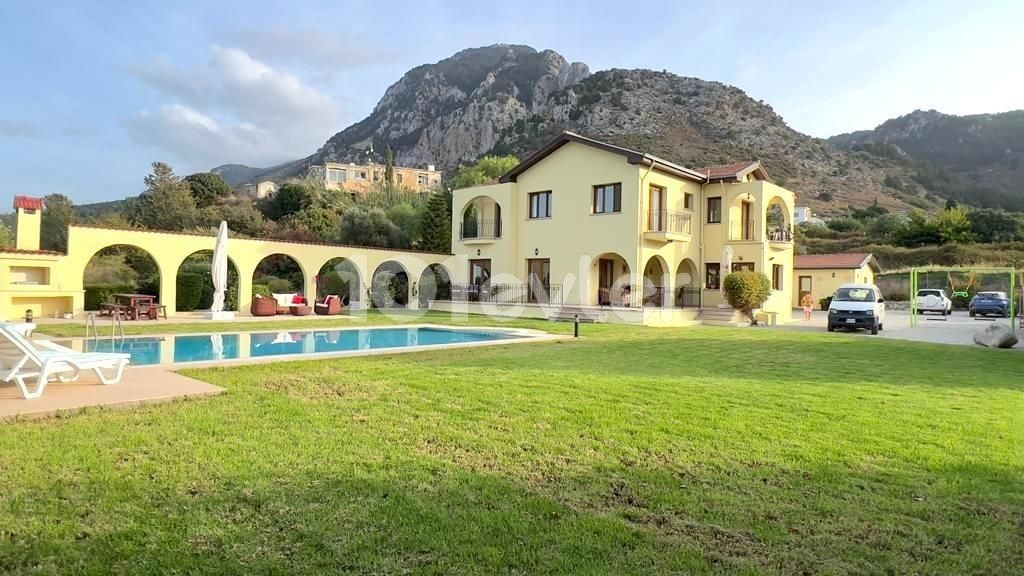 Girne Karşıyaka'da Dağın Eteklerinde Kesilmez Manzaralı 5 Dönüm İçerisinde Satılık Villa