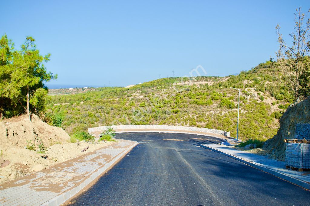 610 m2 - 1200 m2 Grundstücke zum Verkauf in Kyrenia Chatalköy / Panorama-Landschaft ** 