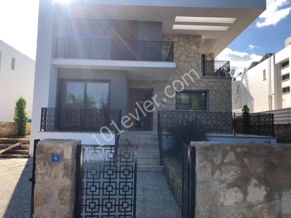 Girne Edremitte Yüksek standartlarda yapılmış Hemen Teslim 4 odalı Satılık Villa