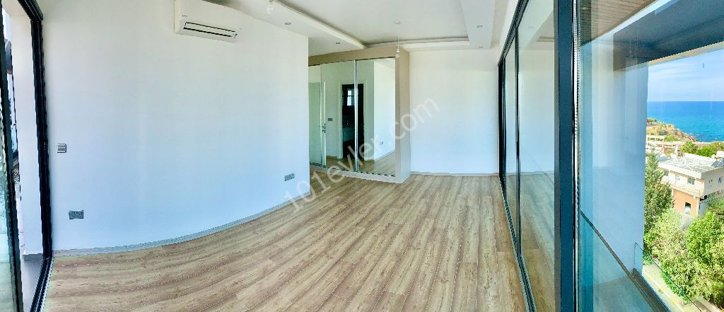 Girne Merkez’de 3+1 Satılık Penthouse | Dublex | Kale ve Deniz Manzaralı