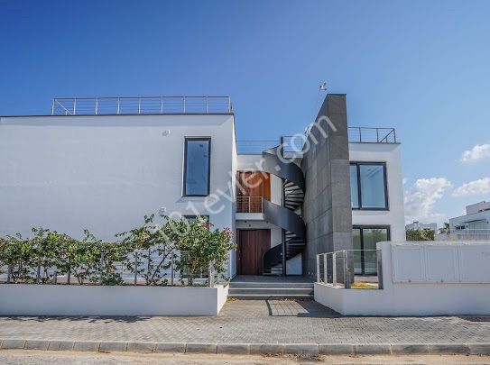 Girne, Çatalköy’de Denize Sıfır Nitelikli Villa 8 Oda & 6 Banyo