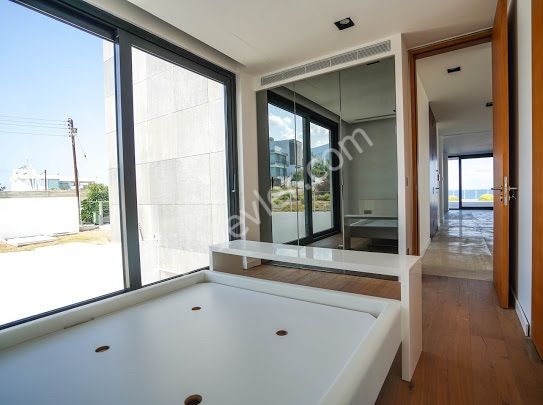 Girne, Çatalköy’de Denize Sıfır Nitelikli Villa 8 Oda & 6 Banyo