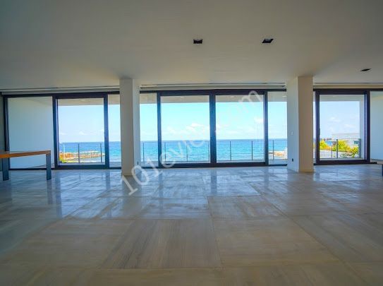 Girne, Çatalköy’de Denize Sıfır Nitelikli Villa 8 Oda & 6 Banyo