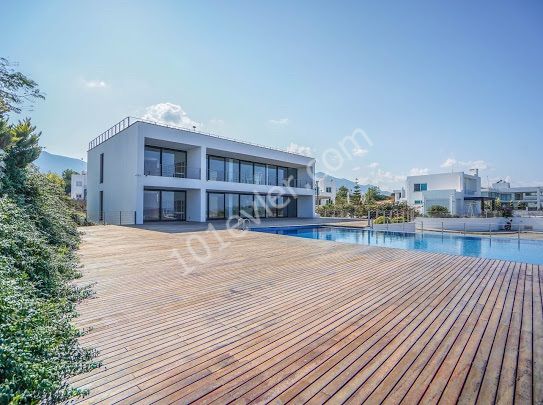 Girne, Çatalköy’de Denize Sıfır Nitelikli Villa 8 Oda & 6 Banyo