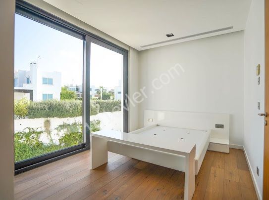 Girne, Çatalköy’de Denize Sıfır Nitelikli Villa 8 Oda & 6 Banyo