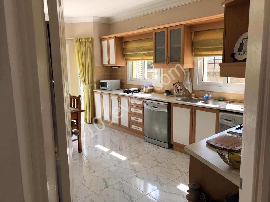 Girne Lapta’da 3+1 Satılık Villa | 510 m2 | Bahçeli