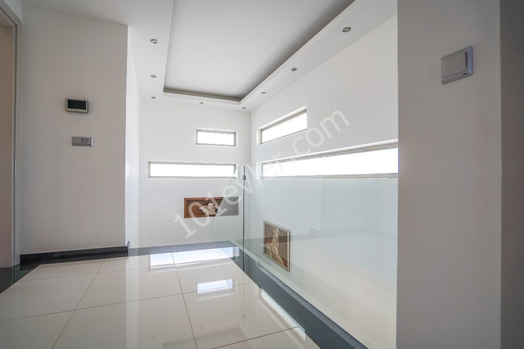 4 + 1 Villa zum Verkauf in Kyrenia Chatalköy / 200MT vom Meer / 7k ① Photovoltaische Sonnenkollektoren / 650m2 Garten / Pool ** 