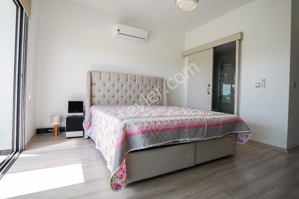 Girne Çatalköy’de 4+1 Satılık Villa | Denize 200mt Mesafede|7kw  Fotovoltaik Güneş  Panelleri | 650m2 Bahçe |Havuz