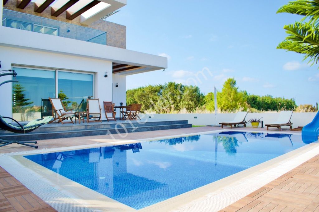 4 Bedroom Luxurious Villa for Sale | Located Kyrenia Çatalköy | 200 Meter to the Beach