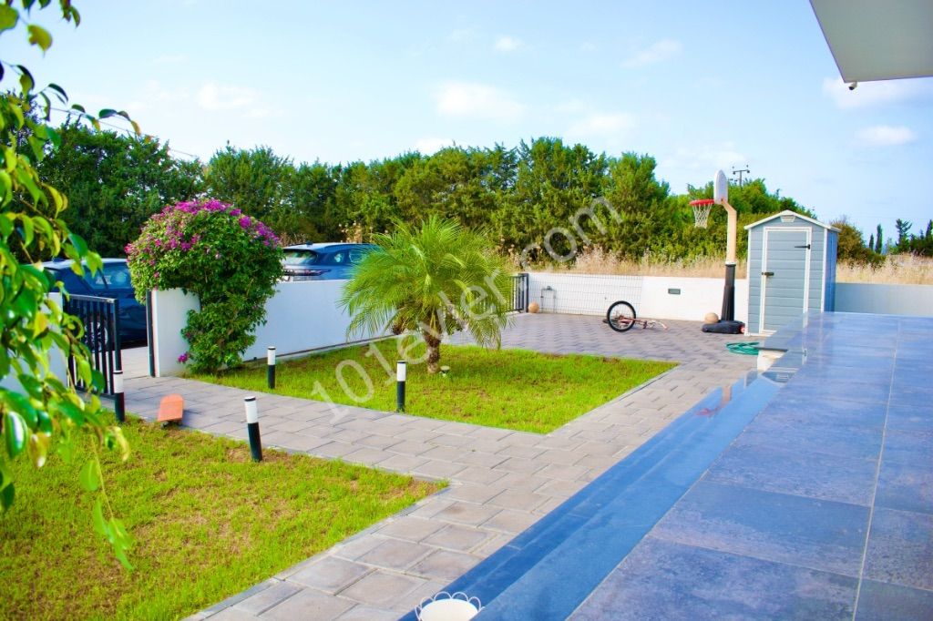 4 + 1 Villa zum Verkauf in Kyrenia Chatalköy / 200MT vom Meer / 7k ① Photovoltaische Sonnenkollektoren / 650m2 Garten / Pool ** 