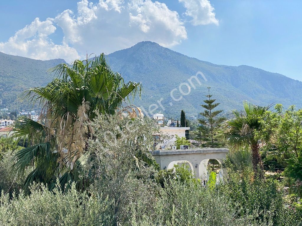 4+1 Villa zu verkaufen in Kyrenia, Ozanköy / 1220m2 / mit Garten ** 