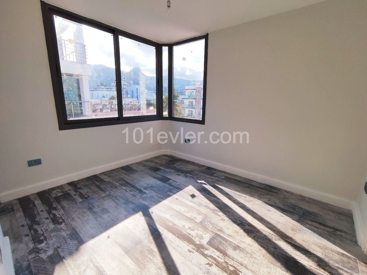 Girne Merkez | 3+1 Satılık Penthouse | Deniz ve Dağ Manzaralı