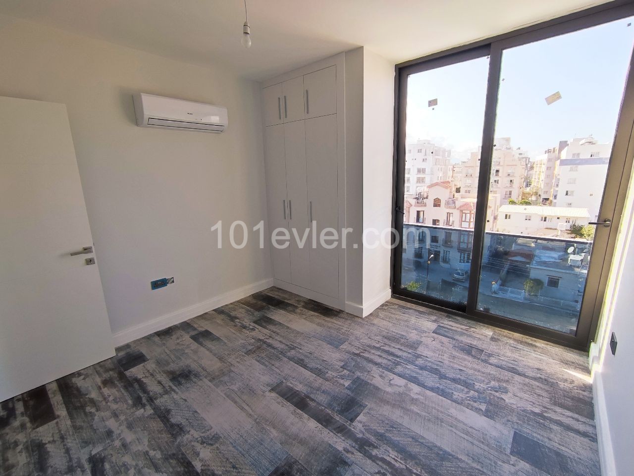 Girne Merkez | 3+1 Satılık Penthouse | Deniz ve Dağ Manzaralı