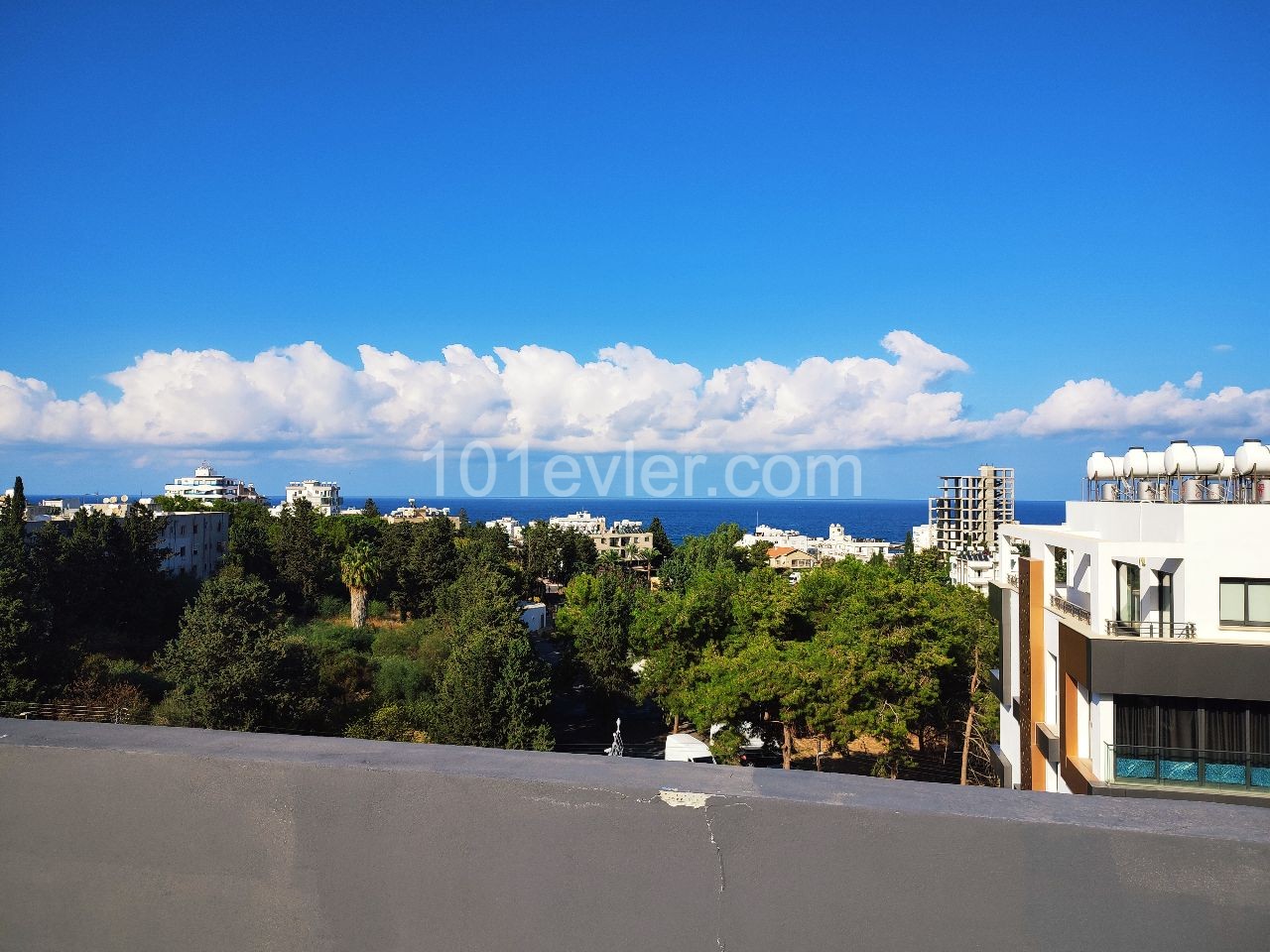 Girne Merkez | 3+1 Satılık Penthouse | Deniz ve Dağ Manzaralı