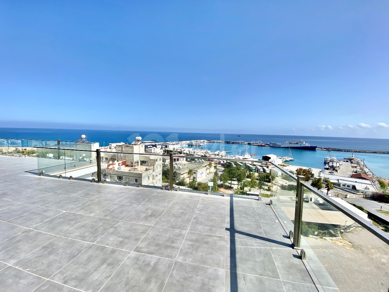 Kyrenia Zentrum / herrlicher Blick auf das Meer und den Yachthafen / Penthouse / sehr geräumiges Wohnzimmer und Esszimmer / Zentralheizung ** 