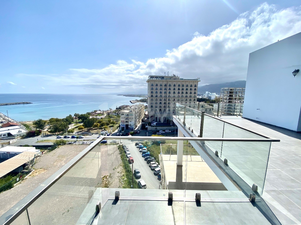 Kyrenia Zentrum / herrlicher Blick auf das Meer und den Yachthafen / Penthouse / sehr geräumiges Wohnzimmer und Esszimmer / Zentralheizung ** 