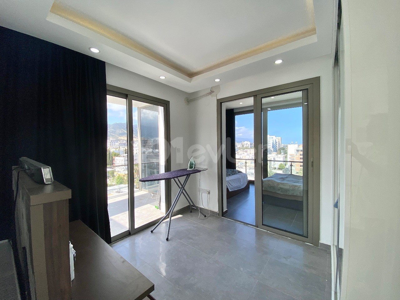 Kyrenia Zentrum / herrlicher Blick auf das Meer und den Yachthafen / Penthouse / sehr geräumiges Wohnzimmer und Esszimmer / Zentralheizung ** 