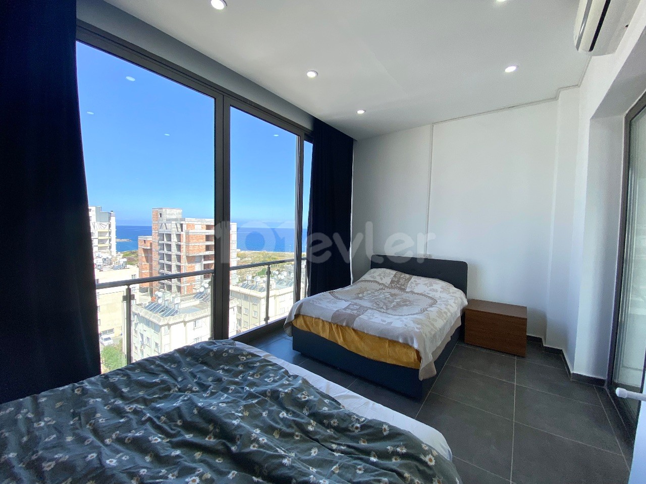 Kyrenia Zentrum / herrlicher Blick auf das Meer und den Yachthafen / Penthouse / sehr geräumiges Wohnzimmer und Esszimmer / Zentralheizung ** 