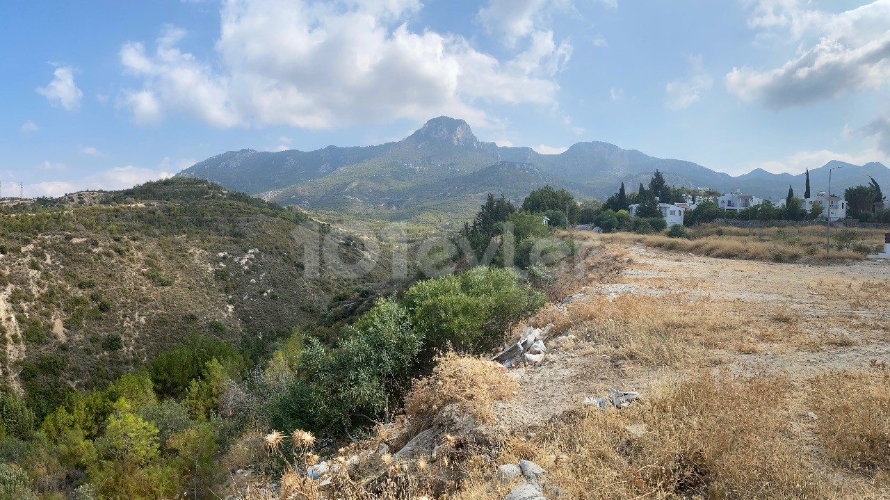 Kyrenia, Chatalköy / 650 m2 Grundstück zum Verkauf / herrlicher Blick auf das Meer, die Berge und das Tal | ** 