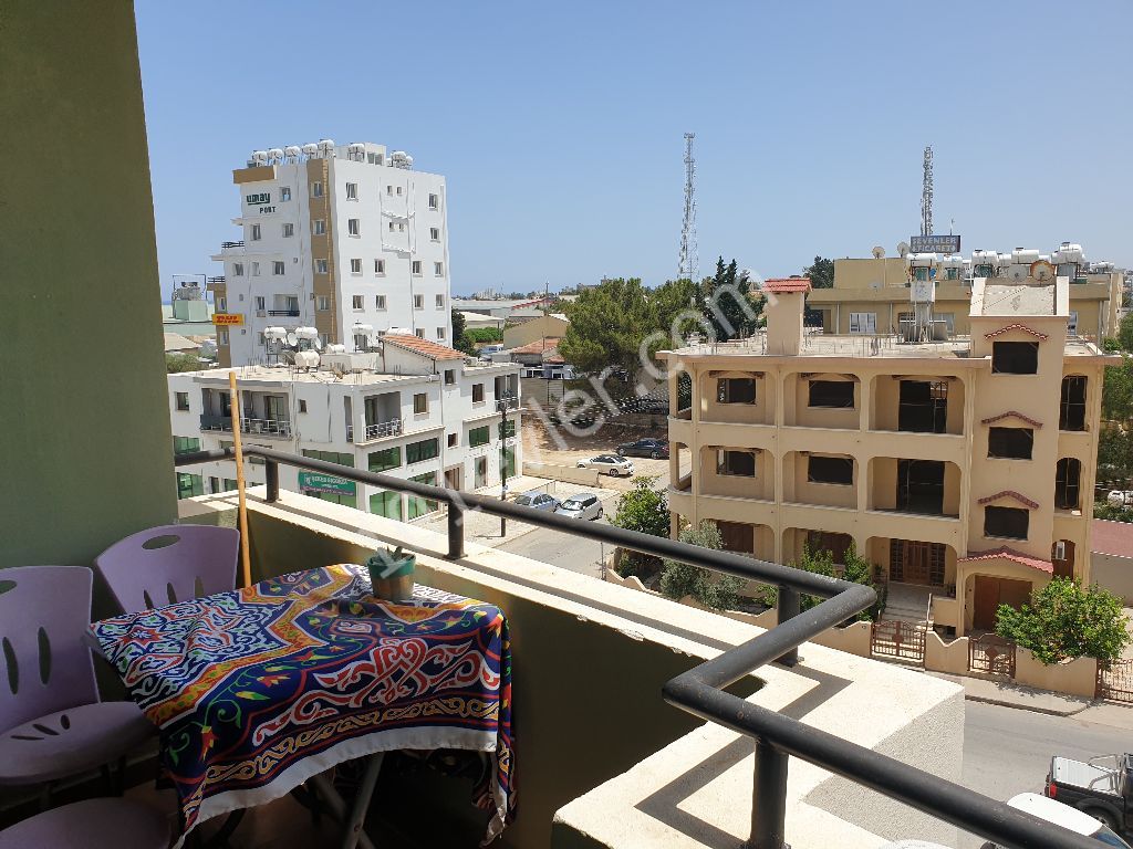 zu verkaufen 1 + 1 möblierte Wohnung im Zentrum von Famagusta ** 