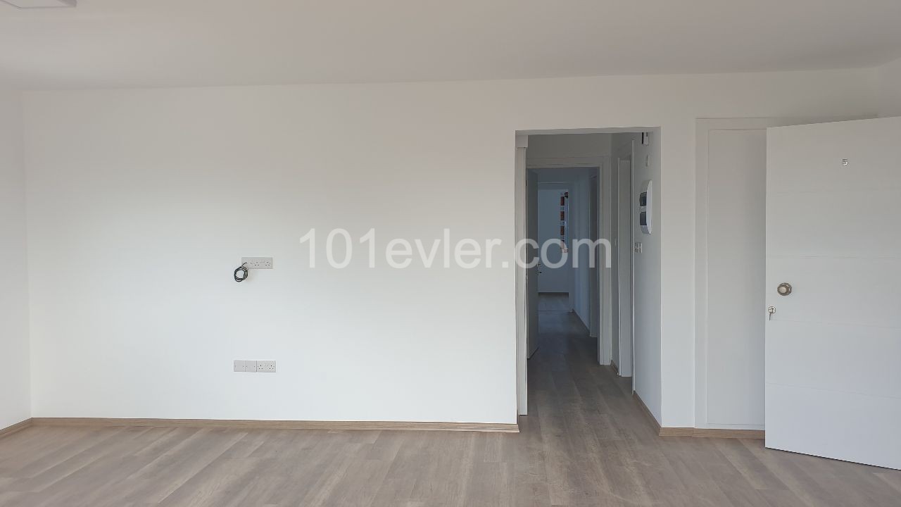 Zu verkaufen 3 + 1 neue Wohnung in Canakkale ** 