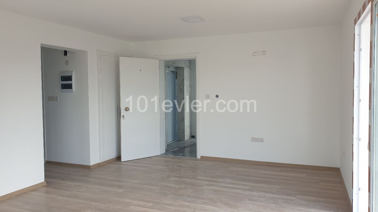 Zu verkaufen 3 + 1 neue Wohnung in Canakkale ** 