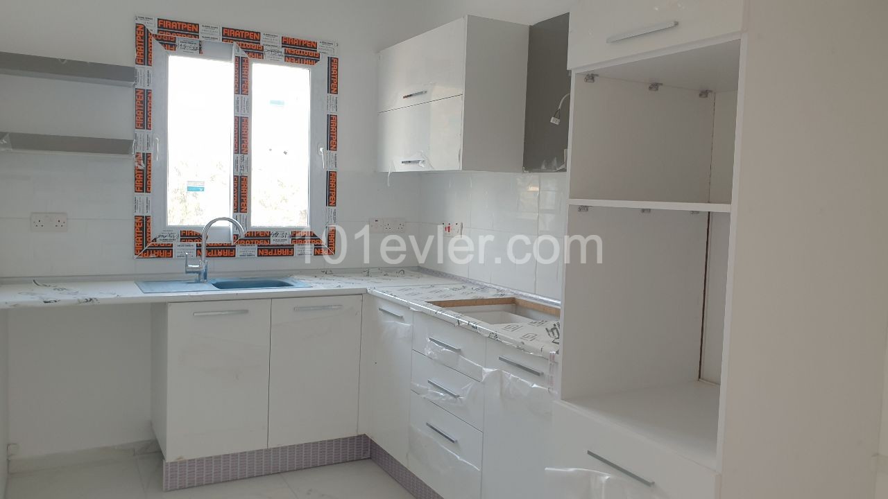 Zu verkaufen 3 + 1 neue Wohnung in Canakkale ** 