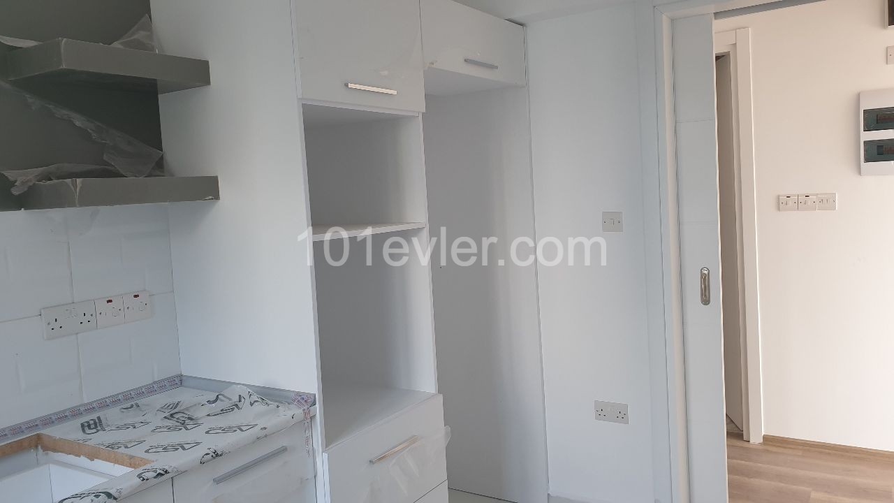 Zu verkaufen 3 + 1 neue Wohnung in Canakkale ** 