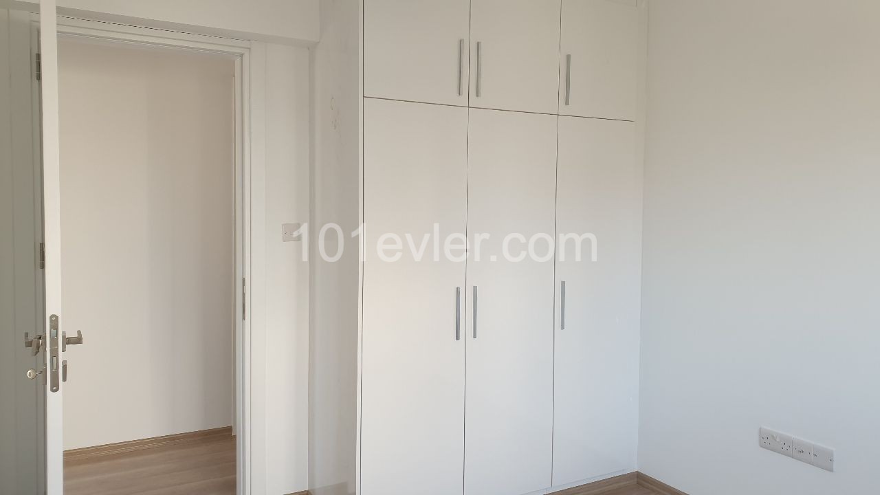 Zu verkaufen 3 + 1 neue Wohnung in Canakkale ** 