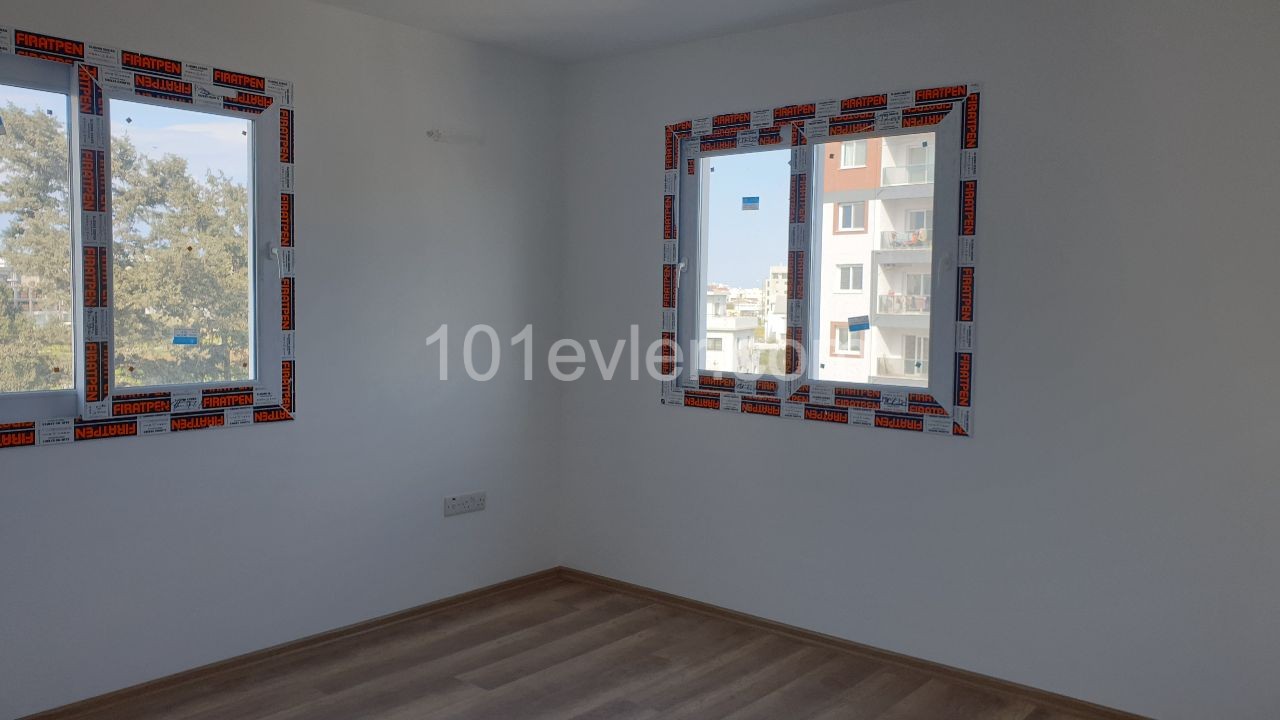 Zu verkaufen 3 + 1 neue Wohnung in Canakkale ** 