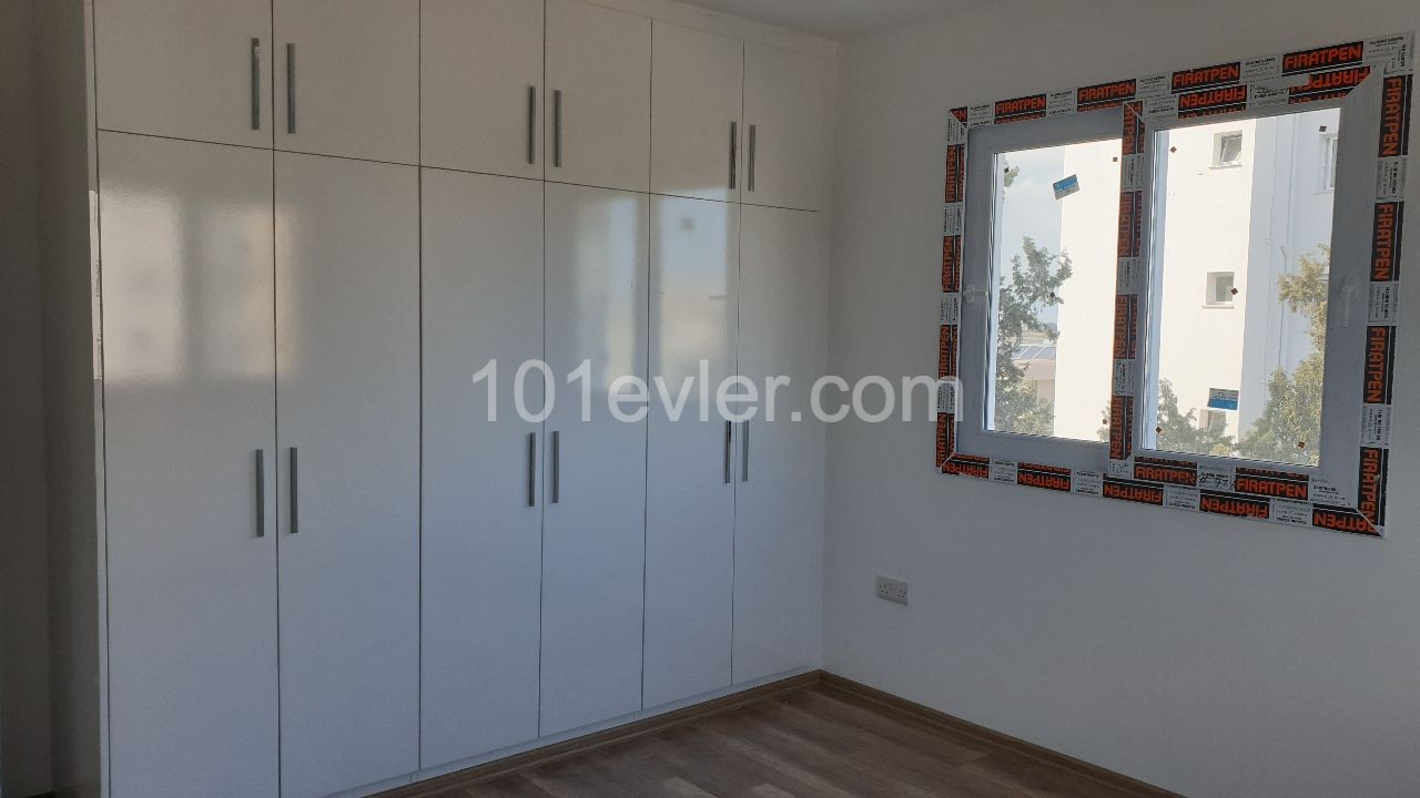 Zu verkaufen 3 + 1 neue Wohnung in Canakkale ** 