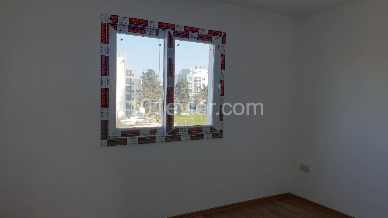 Zu verkaufen 3 + 1 neue Wohnung in Canakkale ** 