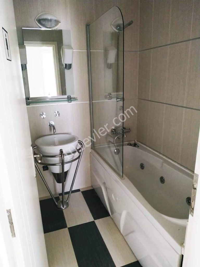 Girne Merkezde 95.m2 Kiralık Eşyalı 2+1 Daire 