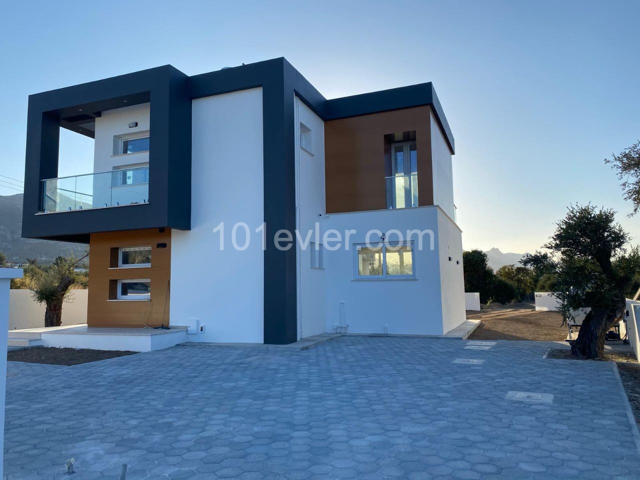 4 + 1 VILLA WITH MOUNTAIN and SEA VIEWS in KYRENIA ÇATALKÖY ! ** 