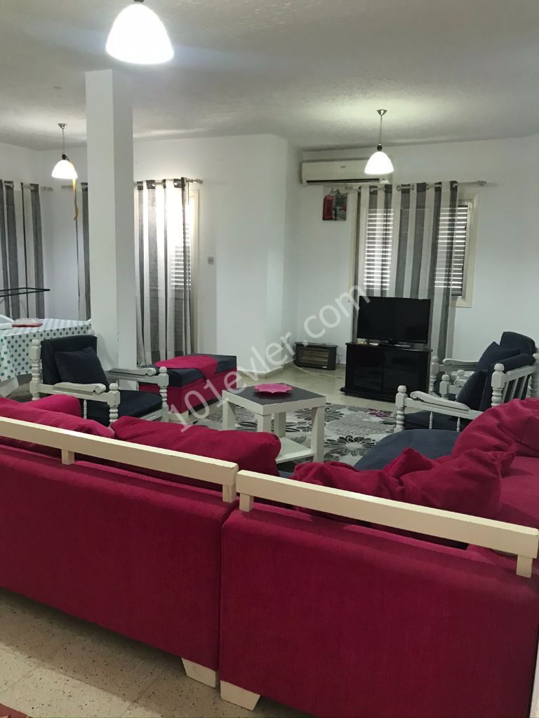 Küçük Kaymaklı'da Otobüs Duraklarına Çok  Yakın Full Eşyalı 3+1 Kiralık Daire