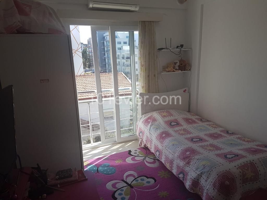 GİRNE ŞEHİR MERKEZİNDE 120 M2LIK 2+1 SATILIK DAİRE