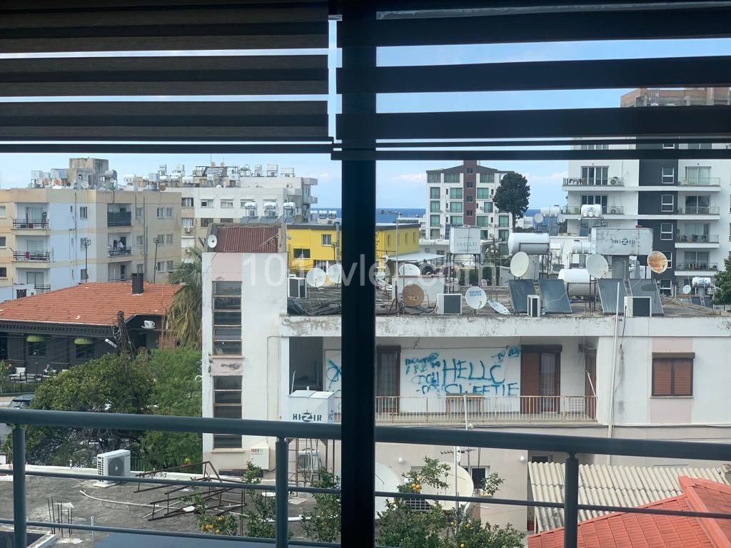 VOLL MÖBLIERTE 2 + 1 WOHNUNG ZU VERMIETEN MIT MEERBLICK IM ZENTRUM VON KYRENIA ** 