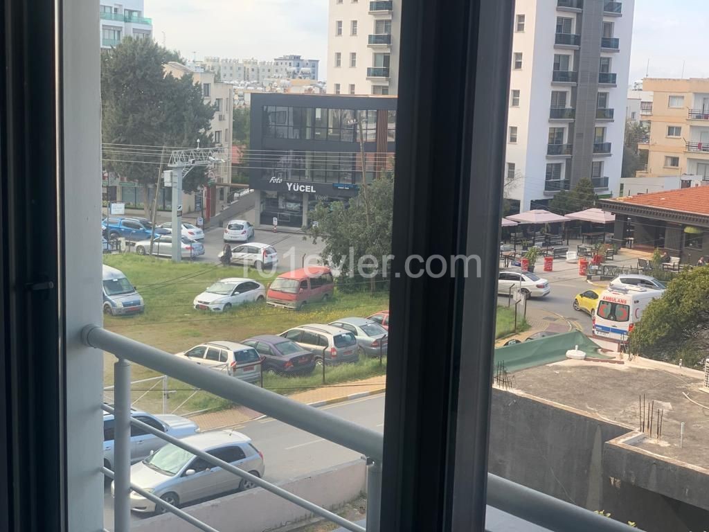 VOLL MÖBLIERTE 2 + 1 WOHNUNG ZU VERMIETEN MIT MEERBLICK IM ZENTRUM VON KYRENIA ** 