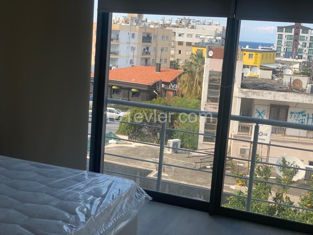 VOLL MÖBLIERTE 2 + 1 WOHNUNG ZU VERMIETEN MIT MEERBLICK IM ZENTRUM VON KYRENIA ** 