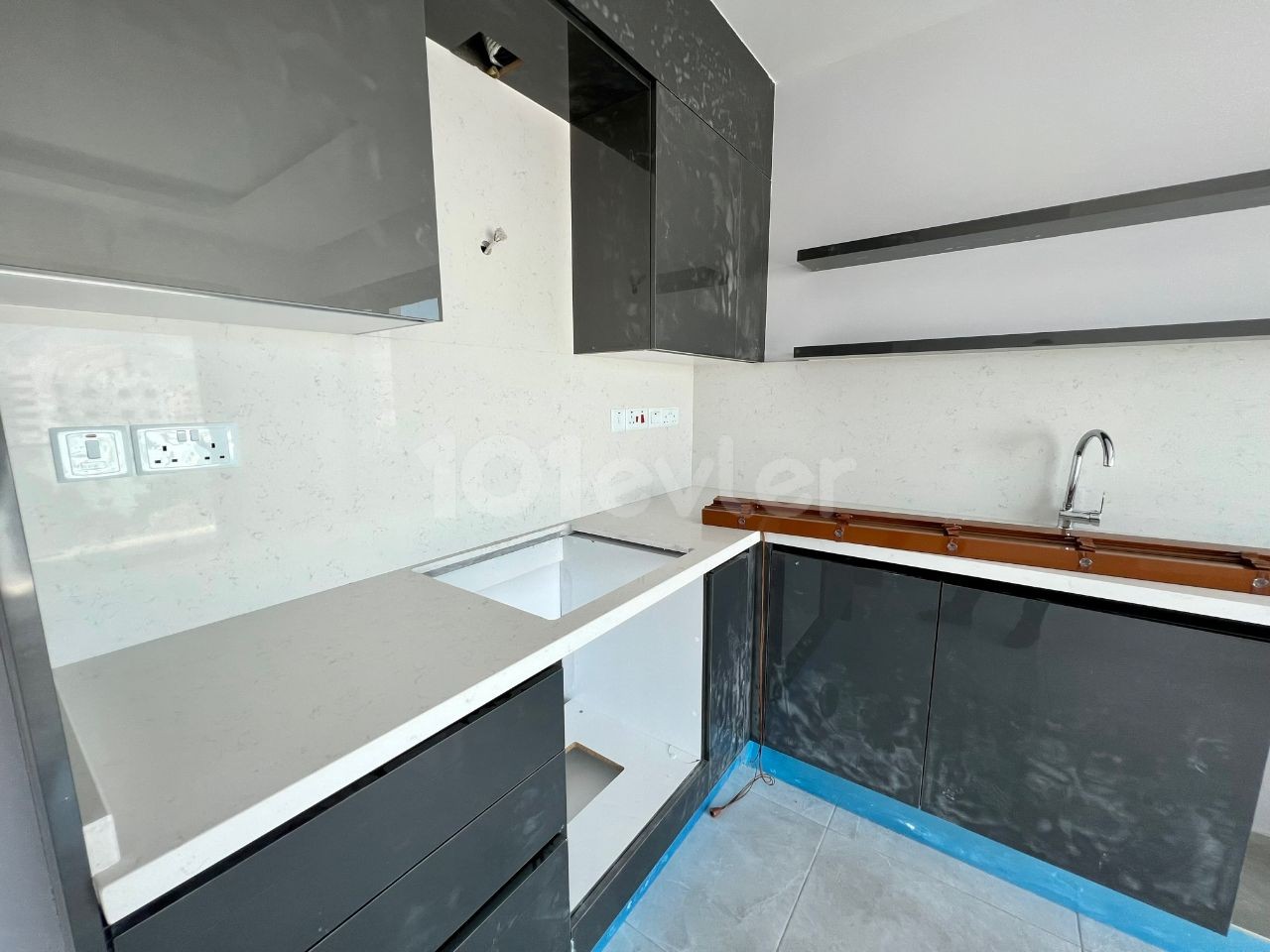 2+1 hochwertige, moderne, geräumige 2+1 PENTHOUSE-Wohnung am Strand von Nikosia ! ** 