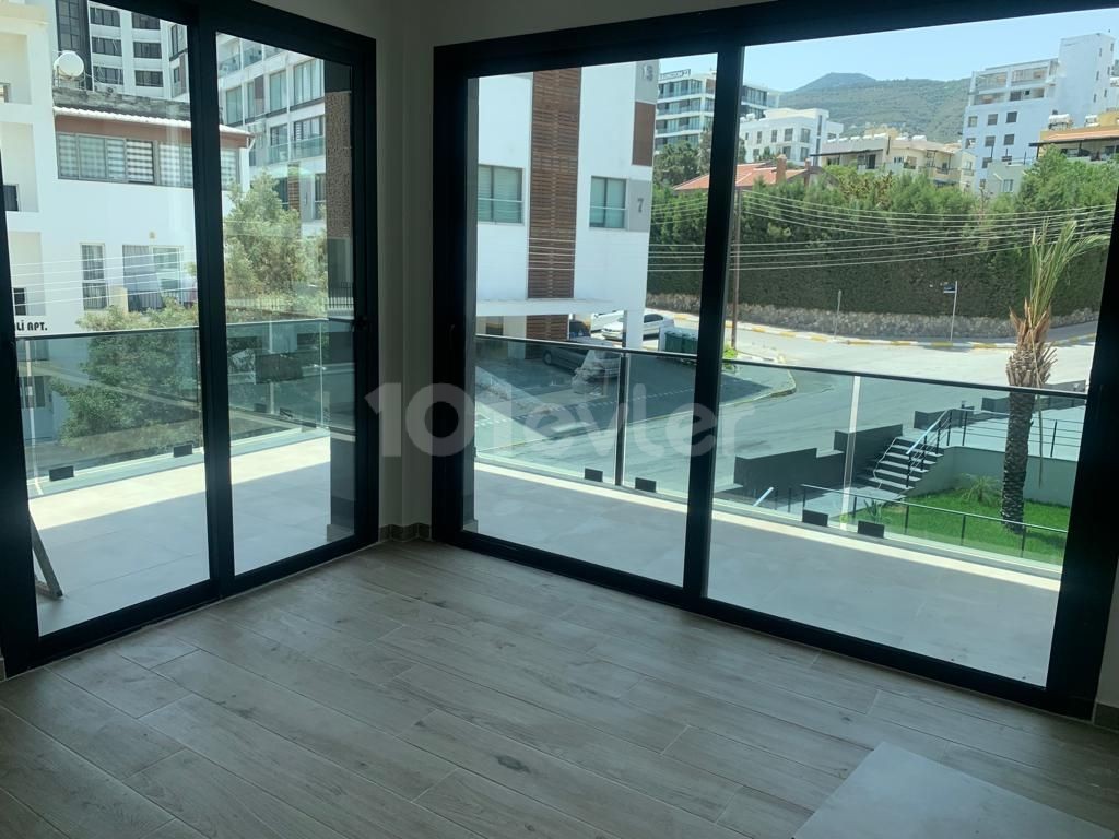 A RESIDENTIAL APARTMENT IN THE KYRENIA CITY CENTER ON THE FEATURED SITE ** 