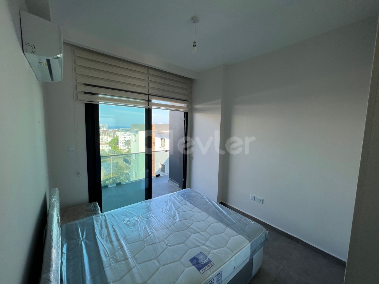 2+1 VOLLSTÄNDIG MÖBLIERTE, NEUE WOHNWOHNUNG MIT BERG- UND MEERBLICK IM OBEREN KYRENIA!